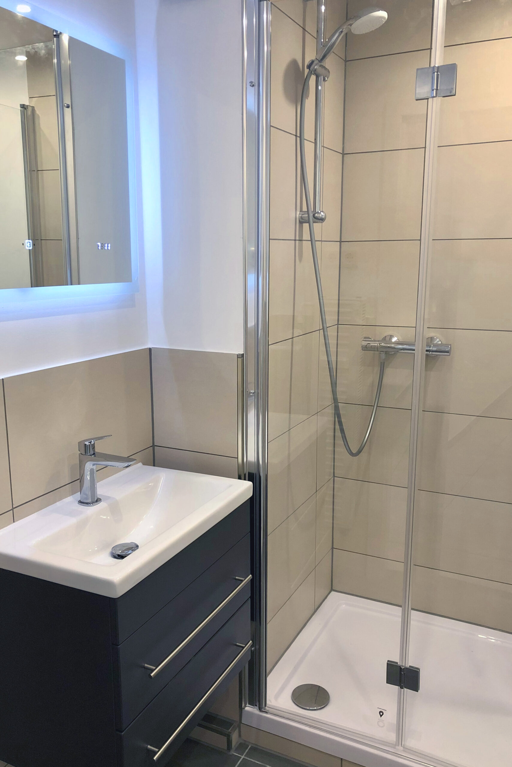 Sanierung Haustür Generalunternehmer Innenausbau Maler Bodenleger Tischler Fenster Hannover Garbsen Wunstorf Seelze Neustadt Badezimmer Dusche