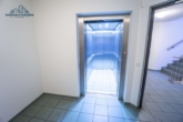 Aufzug - 2-Zimmer-Eigentumswohnung mit Terrasse, Tiefgaragenstellplatz und Aufzug Pelikanviertel