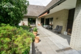 Terrasse - -RESERVIERT- Einfamilienhaus mit Kamin, Bar und Doppelgarage in traumhafter Feldrandlage von Garbsen