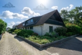 Ostansicht - -RESERVIERT- Einfamilienhaus mit Kamin, Bar und Doppelgarage in traumhafter Feldrandlage von Garbsen
