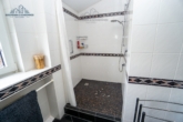OG Bad - -RESERVIERT- Einfamilienhaus mit Kamin, Bar und Doppelgarage in traumhafter Feldrandlage von Garbsen