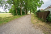Weg hinter dem Haus - -RESERVIERT- Einfamilienhaus mit Kamin, Bar und Doppelgarage in traumhafter Feldrandlage von Garbsen