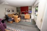 Wohnzimmer - Einfamilienhaus mit Kamin, Bar und Doppelgarage in traumhafter Feldrandlage von Garbsen