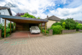 Doppelcarport links - Raumwunder in Garbsen-Osterwald – Einfamilienhaus mit großem Garten, Wintergarten, Sauna