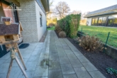 EG kleine Terrasse - Sehr großzügiges Zweifamilienhaus mit außergewöhnlichem Grundriss und schönem Garten in Langenhagen