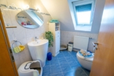 OG WC - Sehr großzügiges Zweifamilienhaus mit außergewöhnlichem Grundriss und schönem Garten in Langenhagen