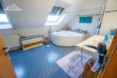 OG Bad - Sehr großzügiges Zweifamilienhaus mit außergewöhnlichem Grundriss und schönem Garten in Langenhagen