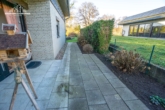 EG kleine Terrasse - Sehr großzügiges Zweifamilienhaus mit außergewöhnlichem Grundriss und schönem Garten in Langenhagen
