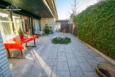 EG große Terrasse - Sehr großzügiges Zweifamilienhaus mit außergewöhnlichem Grundriss und schönem Garten in Langenhagen