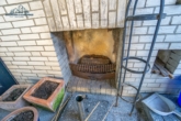 EG Kamin außen - Sehr großzügiges Zweifamilienhaus mit außergewöhnlichem Grundriss und schönem Garten in Langenhagen