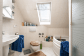 Badezimmer OG - Flexibles Zweifamilienhaus in Garbsen – In zentraler, familienfreundlicher Lage