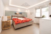 Schlafzimmer EG - Flexibles Zweifamilienhaus in Garbsen – In zentraler, familienfreundlicher Lage