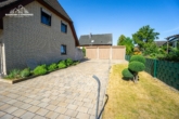 Zufahrt Garagen - Einfamilienhaus mit großzügigem Garten, drei Garagen und hochwertiger Ausstattung in Laatzen