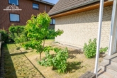 Vorgarten - Einfamilienhaus mit großzügigem Garten, drei Garagen und hochwertiger Ausstattung in Laatzen