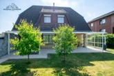 Haus Rückseite - Einfamilienhaus mit großzügigem Garten, drei Garagen und hochwertiger Ausstattung in Laatzen
