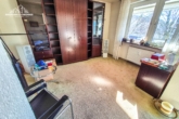 1. Ebene Wohnzimmer links - Großzügige 4-Zimmer-Maisonette mit 2 Balkonen, Dachterrasse & Garage in Garbsen-Berenbostel