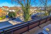 1. Ebene Balkon vorne - Großzügige 4-Zimmer-Maisonette mit 2 Balkonen, Dachterrasse & Garage in Garbsen-Berenbostel