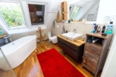 OG Badezimmer - Historisches Fachwerk mit modernem Wohnkomfort – modernisiert mit Pool & Sauna auf Naturgrundstück