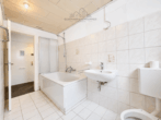 Badezimmer - Geräumige 3-Zimmer-Wohnung in zentraler Lage in Berenbostel