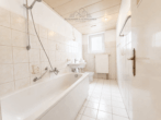 Badezimmer - Geräumige 3-Zimmer-Wohnung in zentraler Lage in Berenbostel