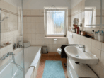 1. OG Badezimmer - Familienfreundliches Reihenhaus mit Kamin, Garten und überdachter Terrasse in Garbsen-Osterwald