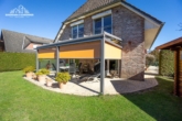 Terrasse mit Sonnenschutz - Außergewöhnliches Energieeffizienzhaus in Garbsen – 2-Liter-Viebrockhaus