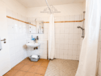 Badezimmer - Barrierefreie 2-Zimmer-Wohnung mit Balkon und Aufzug – attraktive Kapitalanlage in Laatzen