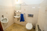 Gewerbe - WC 2 - Wohnen & Arbeiten unter einem Dach – Vielseitiges Wohn- und Geschäftshaus mit großem Gewerbebereich