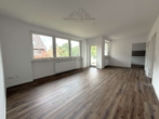 Wohnzimmer - Sanierte 4-Zimmer-Wohnung mit Balkon in Langenhagen