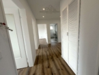 Flur - Sanierte 4-Zimmer-Wohnung mit Balkon in Langenhagen