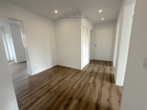 Flur - Sanierte 4-Zimmer-Wohnung mit Balkon in Langenhagen