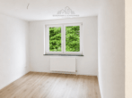 Wohnzimmer - Modernisierte 4-Zimmer-Wohnung mit großem Balkon und Blick ins Grüne in Herrenhausen