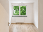 Schlafzimmer - Modernisierte 4-Zimmer-Wohnung mit großem Balkon und Blick ins Grüne in Herrenhausen