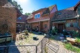 Hintereingang - Großes Grundstück mit Restbestand in Adelheidsdorf – viel Potenzial für Ihren Neubau