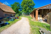 Hofeinfahrt - Resthof auf ca. 7.600 m² Grundstück in Adelheidsdorf mit viel Potenzial