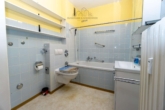 Bad - 3-Zimmer-Wohnung mit Balkon, Garage und guter Raumaufteilung in Alt-Garbsen