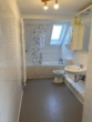 Badezimmer - - PROVISIONSFREI - Kapitalanlage mit Entwicklungspotenzial – Sanierungsbedürftige 4-Zimmer-Wohnung