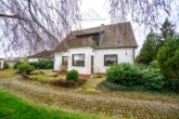 Außenansicht - Einfamilienhaus auf Grundstück in Feldrandlage – 1.140 m² mit großem Neubaupotenzial
