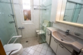 EG Badezimmer - Einfamilienhaus auf Grundstück in Feldrandlage – 1.140 m² mit großem Neubaupotenzial