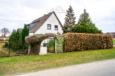 Außenansicht - Einfamilienhaus auf Grundstück in Feldrandlage – 1.140 m² mit großem Neubaupotenzial