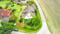 Luftaufnahme - Einfamilienhaus auf Grundstück in Feldrandlage – 1.140 m² mit großem Neubaupotenzial