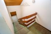 Treppen vom Schlafzimmer zu den Kinderzimmern - Wohnen auf versetzten Ebenen – Reihenendhaus in Barsinghausen