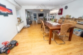 Wohnzimmer - Vielseitige Schlachterei mit großer Wohnung, modernem Betriebsgelände und Entwicklungspotenzial