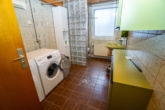Mitarbeiter-WC - Vielseitige Schlachterei mit großer Wohnung, modernem Betriebsgelände und Entwicklungspotenzial