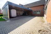 Carport und Hofbereich - Vielseitige Schlachterei mit großer Wohnung, modernem Betriebsgelände und Entwicklungspotenzial