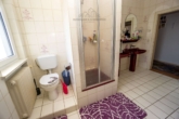 Badezimmer - Wohnhaus mit Gewerberäumen auf großem Grundstück mit viel Platz und Möglichkeiten