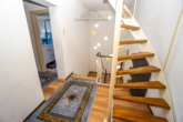 Flur mit Treppe zum Dachboden - Wohnhaus mit Gewerberäumen auf großem Grundstück mit viel Platz und Möglichkeiten