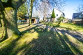weitläufiger Garten - Raum für Ideen – Wohnhaus mit Gewerbeteil und idealer Parksituation
