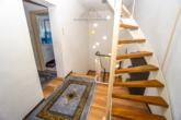 Flur mit Treppe zum Dachboden - Raum für Ideen – Wohnhaus mit Gewerbeteil und idealer Parksituation