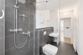 Badezimmer - Moderne 3-Zimmer-Wohnung mit Balkon und Schallschutzfenstern in Herrenhausen